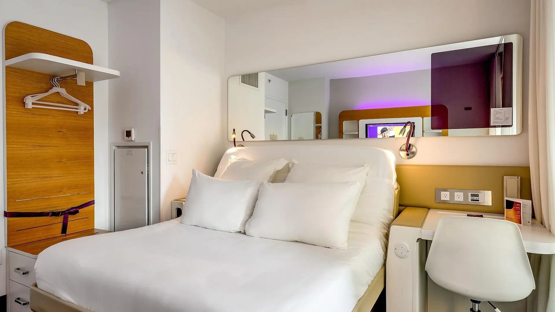 Yotel New York Times Square 4*,